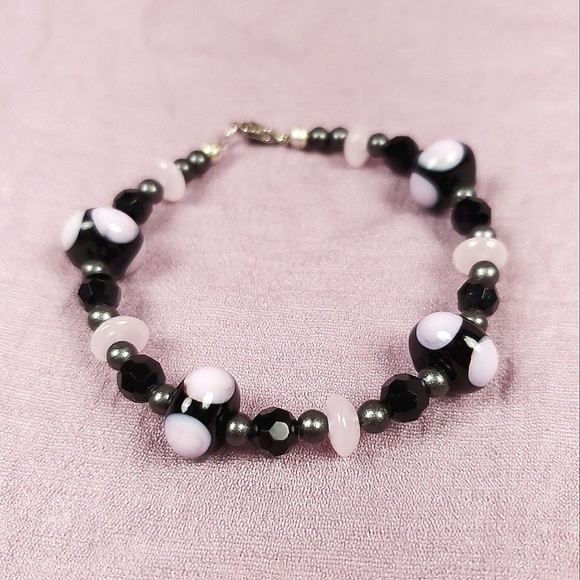 🦋 Pink and Black Beaded Bracelet 🦋1/$14~2/$24~3/$30🦋 - Picture 2 of 5